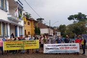 Sem reajustes salariais há 5 anos, servidores municipais fizeram manifestação na tarde de ontem em Prados