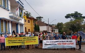 Sem reajustes salariais há 5 anos, servidores municipais fizeram manifestação na tarde de ontem em Prados