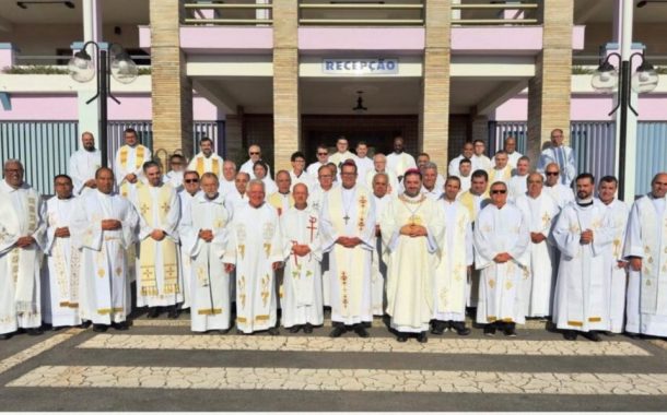 Padre Lucas está reunido com Clero diocesano para retiro anual