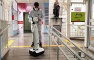 Empresa brasileira cria robô que facilita contato entre familiares e pacientes com Covid-19