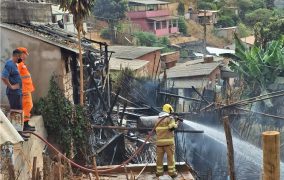 Bombeiros apagaram incêndio no bairro Taipa