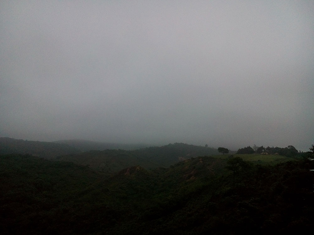 Imagem registrada no início da manhã de hoje em Prados, com a Serra São José totalmente encoberta pela neblina