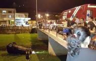 Carro cai de ponte no centro de São João Del Rei.