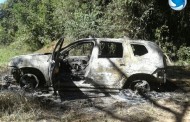 Um carro incendiado e uma moto furtada em Prados