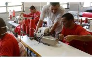 Em Minas, detentos produzem os próprios uniformes