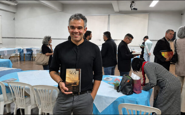 Thiago Rossi transforma a espera em literatura em “365 Dias na Estação”