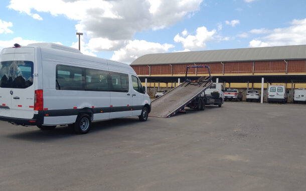 Pacientes de Prados recebem uma nova van para atendimentos dentro e fora da cidade