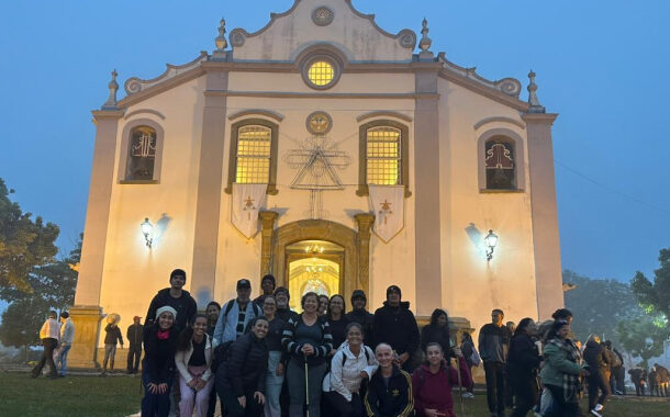 FÉ E DEVOÇÃO: Grupo de pradenses caminha durante a madrugada até Tiradentes para participar de missa do Jubileu