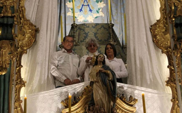 Aos 90 anos, Dona Lurdinha emociona fiéis em coroação histórica de Nossa Senhora na Matriz de Prados
