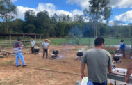 500 kg de toucinho: tropeiros já estão na lida preparando a festa de amanhã em Prados