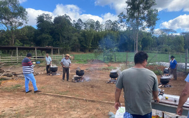 500 kg de toucinho: tropeiros já estão na lida preparando a festa de amanhã em Prados