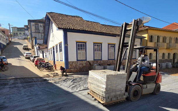 ATENÇÃO: Obras próximo à prefeitura dia e noite exigem atenção dos motoristas