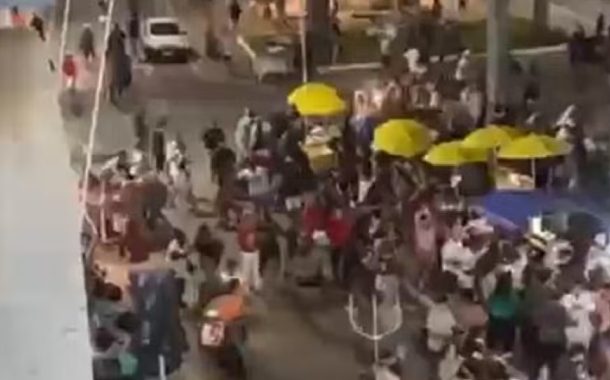 CONFUSÃO: troca de tiros durante desfile de carnaval deixam adolescente morto