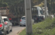 Estrutura metálica semelhante à ponte desaparecida em Estação de Prados é vista sendo transportada em rodovia