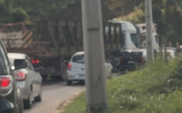Estrutura metálica semelhante à ponte desaparecida em Estação de Prados é vista sendo transportada em rodovia