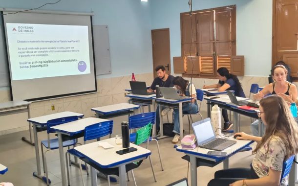 Professores da Escola Estadual Dr. Viviano Caldas participam de formação promovida pela SEE-MG