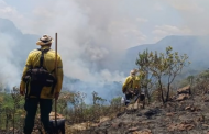 Incêndio de grandes proporções atinge neste momento a Serra São José