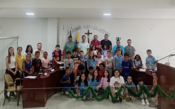 Alunos da rede municipal visitam a Câmara Municipal de Prados em atividade educativa
