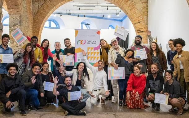 Teatro na Praça Central leva magia do Natal ao público em Prados neste sábado