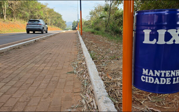 Parceria com indústria permite instalação de lixeiras na passarela de caminhada sem custos para a Prefeitura