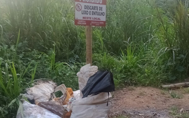 ABSURDO: 1 semana depois de instalação, morador descarta lixo embaixo da placa de proibição