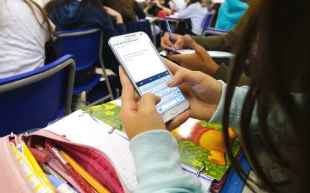 Entenda o que diz a lei que proíbe o uso de celulares nas escolas
