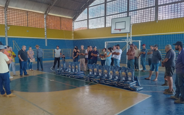 Entrega de sementes fortalece agricultura familiar em Prados