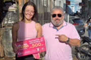 Prados Online entrega prêmio de R$500 para Lívia Costa
