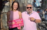 Prados Online entrega prêmio de R$500 para Lívia Costa