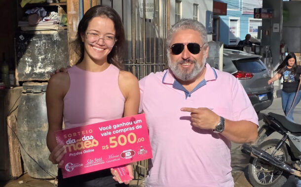 Prados Online entrega prêmio de R$500 para Lívia Costa
