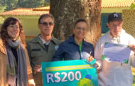 Usuário da APAE recebe premiação em cerimônia na Fazenda do Pombal