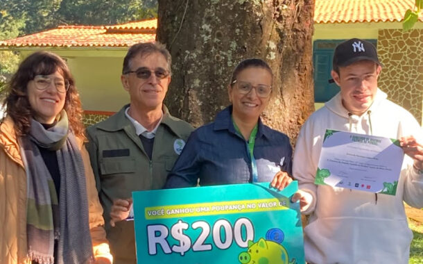 Usuário da APAE recebe premiação em cerimônia na Fazenda do Pombal