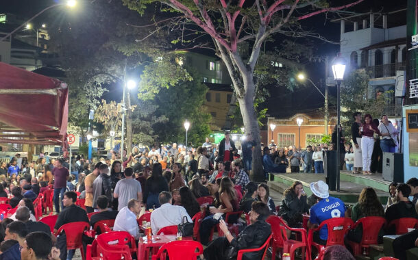 Ao som do Clube da Seresta e com a Praça lotada, Prados homenageou as mães em uma noite especial