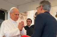 Papa Leão XIV abençoa o povo de Minas Gerais ao receber obras de artesãs mineiras das mãos do governador Romeu Zema