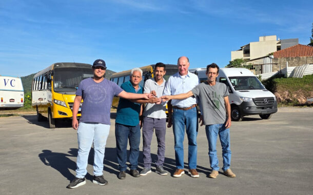 PRESENÇA: Deputado Grego realiza entrega oficial de 1 van e 2 ônibus escolares em Prados