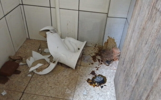 ABSURDO: Vândalos quebram vaso sanitário e defecam no chão de banheiro público em Prados