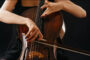 Aulas de violoncelo têm horários disponíveis na Lira Ceciliana, em Prados