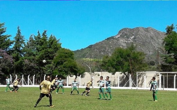 Domingo é dia de futebol em Prados