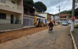 Atenção redobrada no trânsito em Prados: obras seguem em trecho delicado próximo ao posto de saúde do Centro