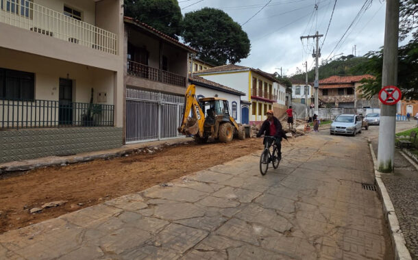 Atenção redobrada no trânsito em Prados: obras seguem em trecho delicado próximo ao posto de saúde do Centro