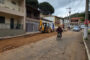 Atenção redobrada no trânsito em Prados: obras seguem em trecho delicado próximo ao posto de saúde do Centro