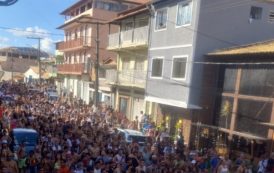 Multidão toma as ruas na Caminhada Alcoológica e confirma sucesso da melhor segunda-feira do ano