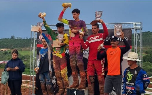 Motocross reúne cerca de 50 pilotos em Prados e marca retorno de competidor à pista após 19 anos