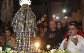 Procissão de Santa Rita emociona fiéis e marca encerramento da festa de maio no Largo, em Prados