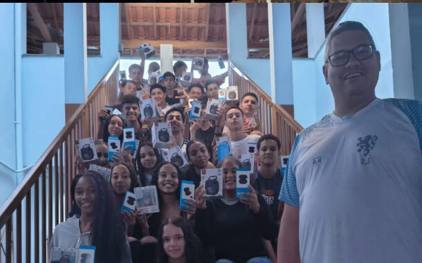 Alunos da Escola Viviano Caldas recebem premiação por participação no SAEB em Prados