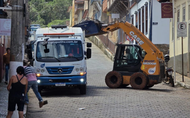 VÍDEOS: Prefeitura de Prados testa máquina que varre ruas e agiliza limpeza urbana 