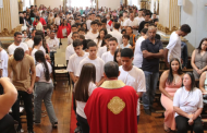 Jovens recebem o Sacramento da Crisma na Igreja Matriz de Prados