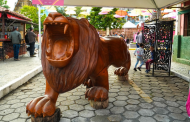 CURIOSIDADE: Já parou para pensar em como é o manejo da madeira para criar um leão gigante?