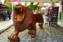 CURIOSIDADE: Já parou para pensar em como é o manejo da madeira para criar um leão gigante?