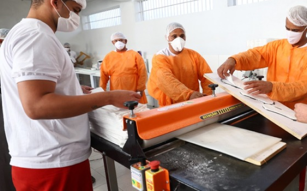 BOM EXEMPLO: Presos de MG já produziram 1 milhão de fraldas e absorventes